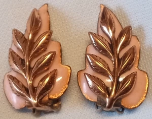 Pendientes de clip Renoir Matisse rosa esmalte/hoja de cobre - Imagen 1 de 3
