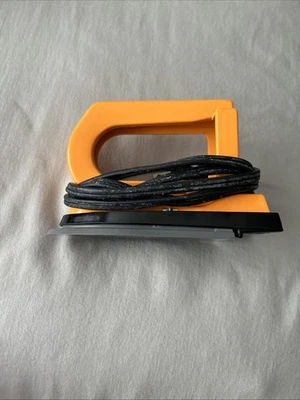 Mini plancha de viaje con adaptador de voltaje Foto 1 de 4