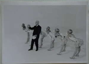 rare Photographie ORTF Maurice Chevalier et les Ballets Jean Guelis Originale - Imagen 1 de 2