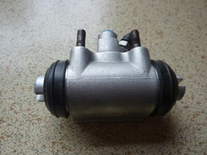 ROVER P5B Rear wheel cylinder R/H side. New and unused. - Picture 1 of 2
