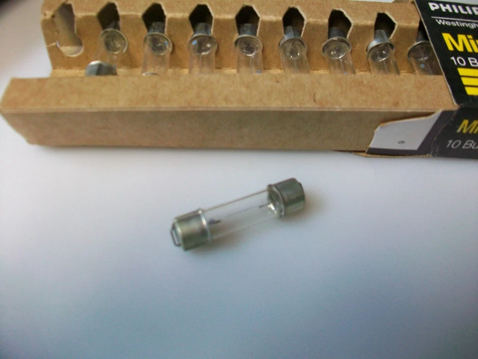 8 NOS VINTAGE  BOXES 0F 10 EA. PHILIPS/WESTINGHOUSE 211-2 BULBS  12.8 V - Image 1 of 4