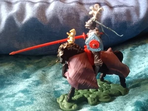 BRITAINS SWOPPET KNIGHT. MOUNTED WITH LANCE & SHIELD . c1960's. 15th CENTUARY. - Picture 1 of 6