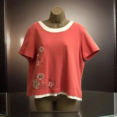Camiseta Alfred Dunner Top Mujer LP Aspecto En Capas Elegante Bordada Floral Coral S/S Foto 1 de 4