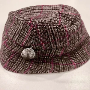 Hat Plaid Wool Blend Bucket Hat sz M Unisex Gray Black Red.    Silver Leaf pin - Picture 1 of 6