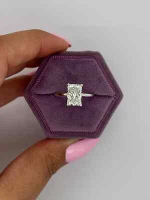 Lab Grown 2.00 Cts IGI Certified E / VVS2 Clarity Rectangular Radiant Cut Ring - Image 1 of 4