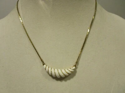 Collar Avon blanco torcido y tono dorado Foto 1 de 4