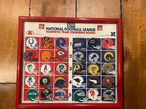 1977 RARO NFL Liga Nacional de Fútbol Americano Casco Magnético Clasificación Tablero Completo - Imagen 1 de 3