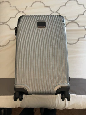 Tumi Latitude International plateado para llevar nuevo con etiquetas Foto 1 de 4