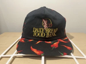Daily Bread Food Bank rote Chilischoten Allover-Druck Strapback Hut hergestellt in den USA - Bild 1 von 7
