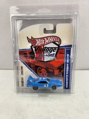 HOT WHEELS VINTAGE RACING RICHARD PETTY'S '70 PLYMOUTH SUPERBIRD 2010 New 23/30  - Image 1 of 4