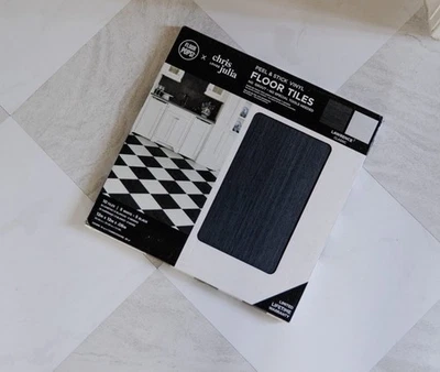 Azulejos de piso FloorPops Chris Loves Julia negro/blanco a cuadros pelar y pegar Foto 1 de 4
