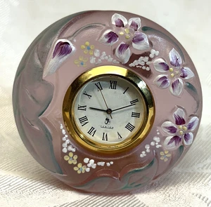 RELOJ FENTON Art Glass EMPRESS ROSE pintado a mano, 95 aniversario por J Hoffman - Imagen 1 de 3