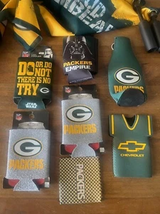 Green Bay Packers Jersey Bottle Cooler NFL Coozie Coolie lotto (7) e 2 bandiere - Foto 1 di 6