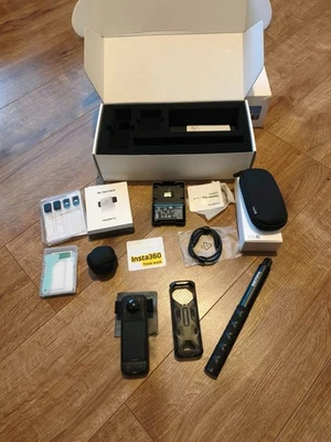 Insta360 X4 Bundle Two Batteries Case 256GB Wind muffs Protector Selfie Stick - Image 1 of 4