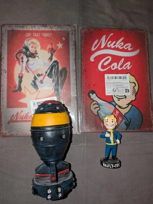 Fallout Konvolut: Merch Bombe, Vault Boy, 2 Blechschilder Nuka Cola - Bild 1 von 3