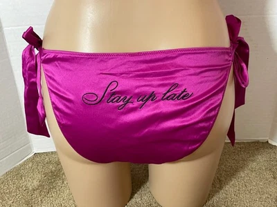 M Victoria's Secret STAY UP LATE Cheeky PANTY Corbatas Laterales Rosa Negro Bordado Foto 1 de 4