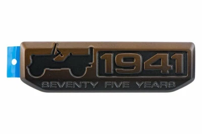 2016-2017 JEEP RENEGADE ПЕРЕДНЯЯ ЛЕВАЯ ДВЕРЬ 75-Я ГОДОВЩИНА ЭМБЛЕМА ТАБЛИЧКА С ИМЕНЕМ ЗНАЧОК - Изображение 1 из 4