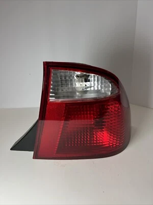 Оригинальный задний фонарь для правостороннего пассажира для седана Ford Focus 2005 2006 2007 годов выпуска - Изображение 1 из 4