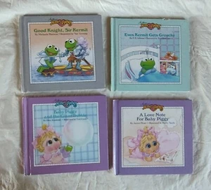 (4) MUPPET BABIES / JIM HENSON CHILDREN'S BOOKS - KERMIT, PIGGY - WEEKLY READER - Imagen 1 de 24