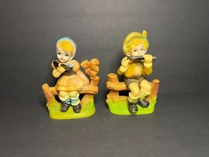 Juego De Colección De 2 Figuras De Plástico Estilo Hummel Niño Y Niña Sentado En Cerca 4.5" - Imagen 1 de 9