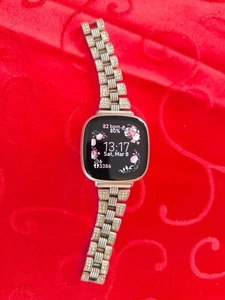 Fitbit Versa 3 – Smartwatch Damen / Herren – Fitness-Tracker - Bild 1 von 7