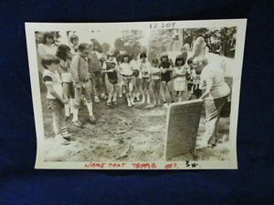 Hochglanz Pressefoto 1981 Judy Crocket Grab des Tory Sklaven John Jack Concord Messe - Bild 1 von 2