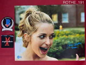Foto firmada de Jessica Rothe 11x14 Árbol Feliz Día de la Muerte Beckett Certificado de Autenticidad - Imagen 1 de 4