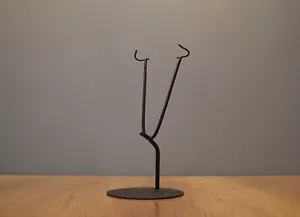 "Soporte de exhibición de metal de 12"" de alto para máscaras planas y otros objetos de arte - base de 5""" - Imagen 1 de 8