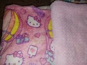 Coppia di coperte di peluche bambina Hello Kitty e rosa chiaro tinta unita - Foto 1 di 4