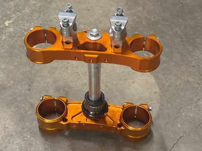 Abrazaderas triples naranja de seis días desplazadas de 22 mm KTM 450 EXC-F 2016-2023 Foto 1 de 4