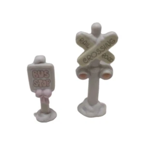 Señales de parada de autobús/cruce de ferrocarril Precious Moments Sugar Town 1995 150207 150177 - Imagen 1 de 5