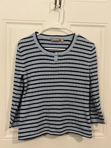 Petite Medium Croft & Barrow blau gestreifter Damenpullover mit Knopfakzent - Bild 1 von 6
