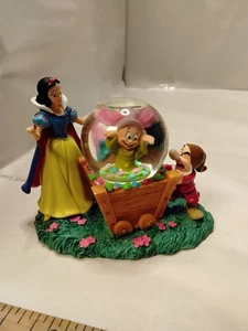 Disney Schneewittchen & zwei Zwerge Schneekugel 3 Zoll - Bild 1 von 9