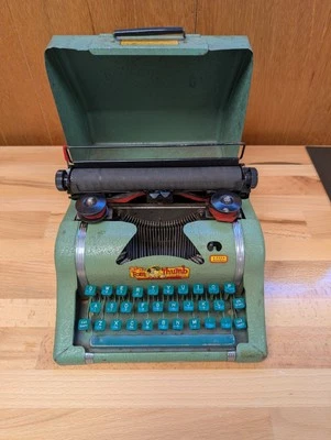 Máquina de escribir TOM THUMB de colección de los años 50 en funcionamiento con estuche de metal excelentes gráficos  Foto 1 de 4