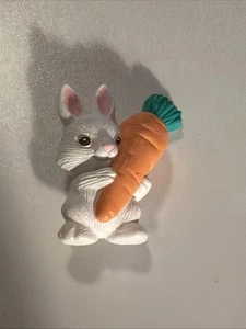 Vintage 1989 Punze Ostern Urlaub Frühling Anstecknadel Hase Kaninchen mit Karotte - Bild 1 von 9