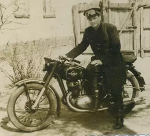 WK Vintage Militär Foto Abzeichen Junge Mann Biker Motorrad Motorrad UdSSR Mütze Kappe - Bild 1 von 4