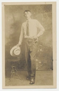 Antike RPPC AZO Studio Echt Foto Postkarte dünner rauchender Mann Nachlass Riggs Schraubstock - Bild 1 von 2