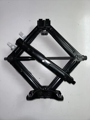 2016 2019 FORD EXPLORER JACK AND LUG WRENCH - Imagem 1 de 2