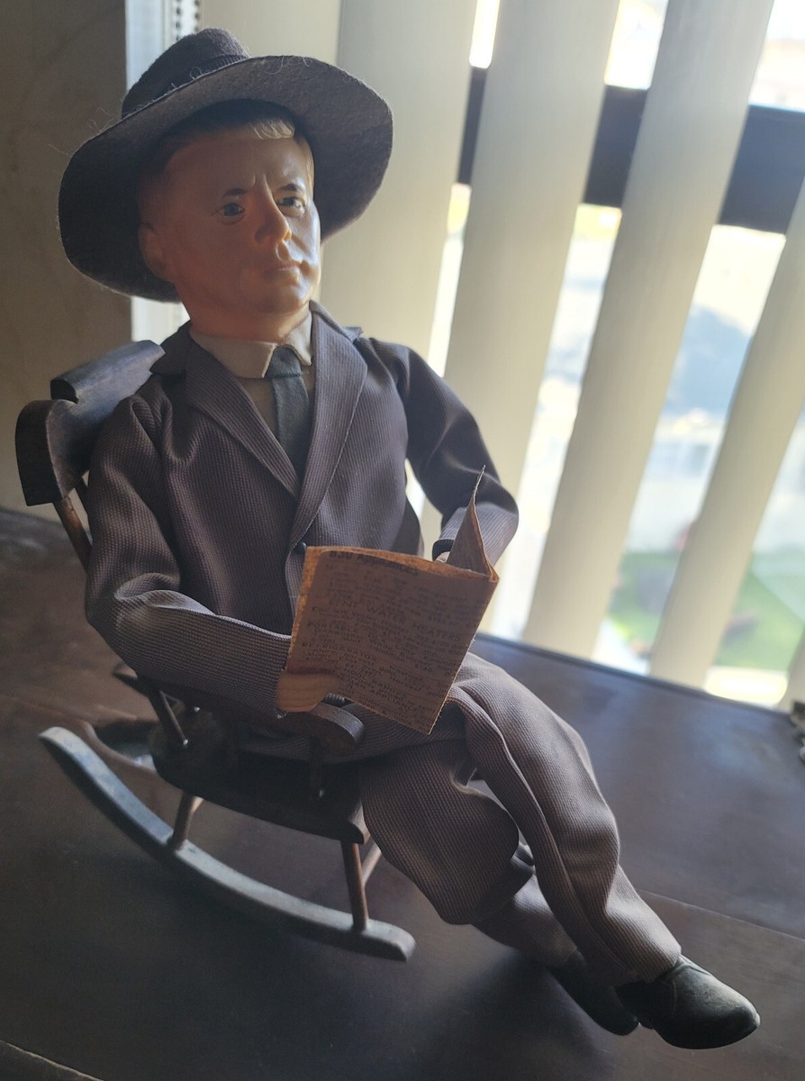 nao　BOXリボン　アンティーク⭐︎ 1964 Little Boy Figurine, Inarco E-1833 Boy With Gifts