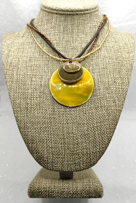Colar Boho Amarelo Resina Concha Pingente Camadas Cordão Frisado Ajustável - Imagem 1 de 4