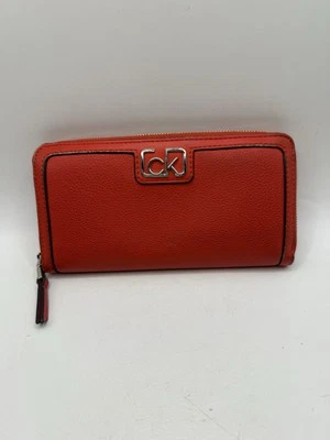 Cartera monedero de cuero rojo CK Calvin Klein con cremallera alrededor ranuras para tarjetas iniciales Foto 1 de 4