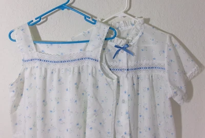 Conjunto de vestido y bata de algodón Vanity Fair de colección para mujer blanco con azul floral - ¿Med?  Leer Foto 1 de 4