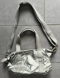 grünliche Kipling Damen Umhängetasche Gurte m. silberfarbigen Glitzersteifen neu - Bild 1 von 9