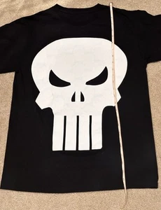 Camiseta negra pequeña Punisher Skull para hombre Marvel - Imagen 1 de 4