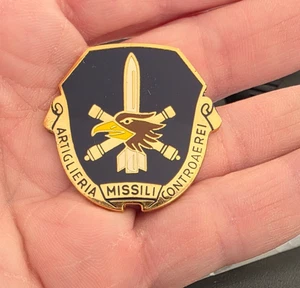 Anstecknadel Pins Militär Artillerie Raketen Metall verchromt emailliert 70er Jahre - Bild 1 von 3