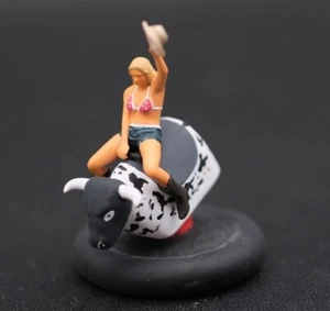 HO Scale People - 90215 - Figure set Women riding a Mechanical bull - Picture 1 of 1