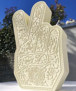 SHEPARD FAIREY / OBEY – PEACE FINGERS CREAM – Skulptur - Bild 1 von 18