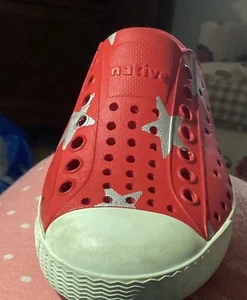 Crocs, Kids Size (C8). in Good Used Condition. Red With Stars. - Bild 1 von 3