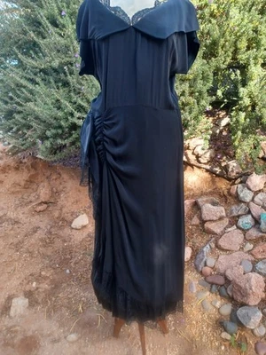 Vintage 1940s Black Cocktail/Wiggle dress with nude-color and lace accents - Image 1 of 4