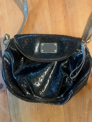Bolso Marc Jacobs estampado avestruz charol negro Foto 1 de 3